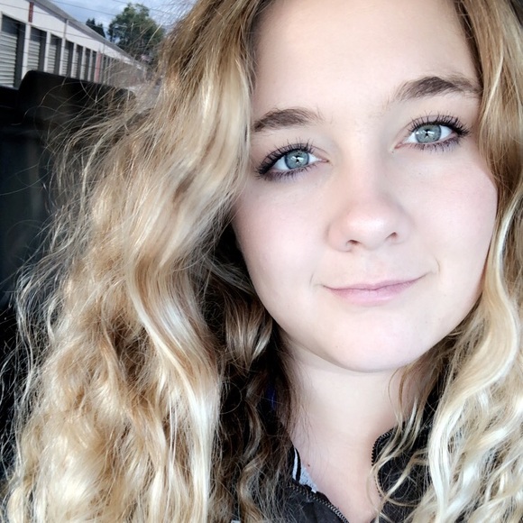 Meet your Posher, Hailey - Picture 1 of 1